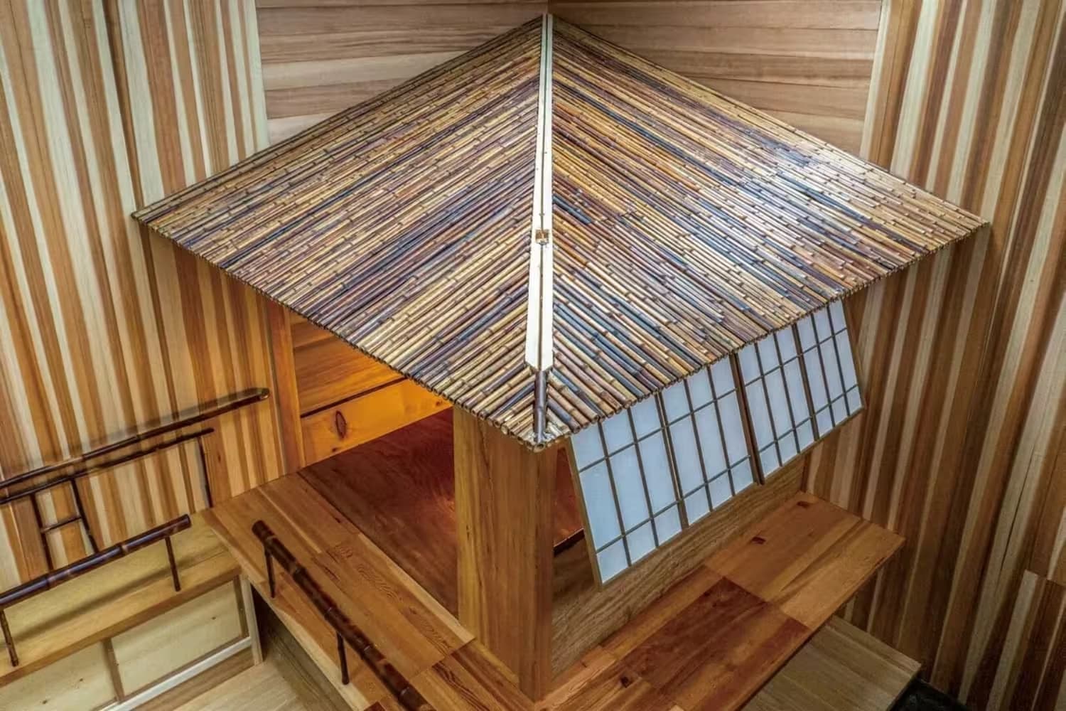 煤竹で葺いた屋根が印象的。